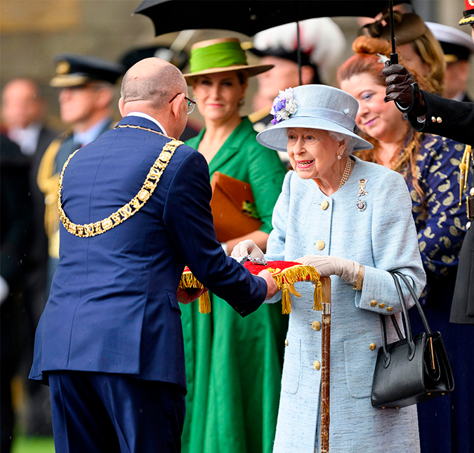 Rainha Elizabeth II faz primeira aparição pública na Escócia para a Cerimônia das Chaves