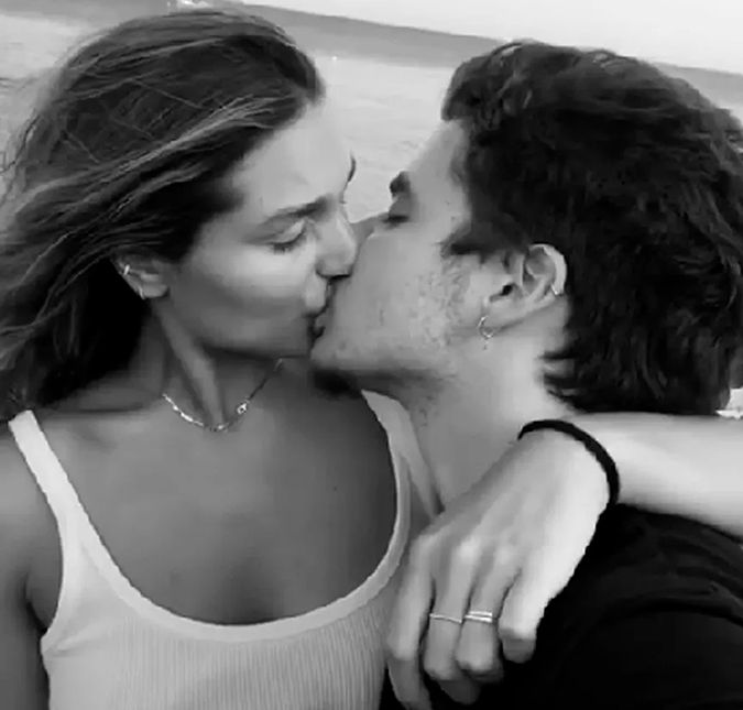 Viagem é com eles mesmo! Não é novidade que Sasha Meneghel e João Figueiredo adoram fazer as malas e explorar os lugares do mundo, né? Desta vez, o casal está na Itália e aproveitou para protagonizar uma cena para lá de romântica. No dia 26 de junho de 2022, o cantor compartilhou o álbum de momentos na Sicília e mostrou os dois se beijando à beira-mar. Vale lembrar que a viagem é uma surpresa de Sasha para o maridão. Eles começaram o tour por Londres, na Inglaterra, para assistirem ao show de Billie Eilish, e estenderam o rolê pelas terras europeias. Chique, né?! A seguir, confira os melhores momentos do casal! Viagem é com eles mesmo! Não é novidade que Sasha Meneghel e João Figueiredo adoram fazer as malas e explorar os lugares do mundo, né? Desta vez, o casal está na Itália e aproveitou para protagonizar uma cena para lá de romântica. No dia 26 de junho de 2022, o cantor compartilhou o álbum de momentos na Sicília e mostrou os dois se beijando à beira-mar. Vale lembrar que a viagem é uma surpresa de Sasha para o maridão. Eles começaram o tour por Londres, na Inglaterra, para assistirem ao show de Billie Eilish, e estenderam o rolê pelas terras europeias. Chique, né?! A seguir, confira os melhores momentos do casal!