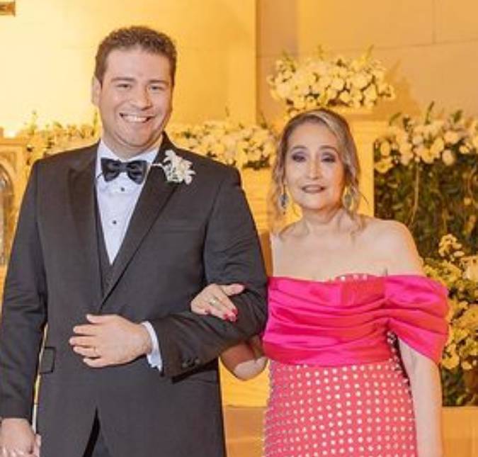 Sonia Abrão cai no choro no casamento do filho e esbanja estilo com vestido rosa cravejado