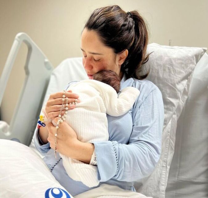 Na noite do dia 28 de junho, Fernanda Vasconcellos surpreendeu os seguidores ao aparecer com o pequeno Romeo nos braços. O bebê é fruto do casamento da atriz com Cássio Reis. Na imagem, a mamãe ainda aparece fazendo um carinho no pequeno enquanto segura um terço nas mãos. Lindos, né?  A seguir, veja outras famosas que também viraram mamães em 2022!