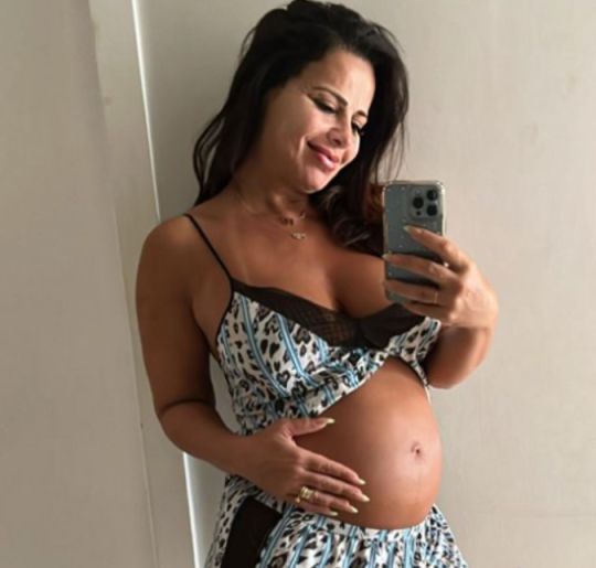 Viviane Araújo posa na frente do espelho mostrando barriguinha de grávida. Confira os melhores momentos da gestação da atriz!