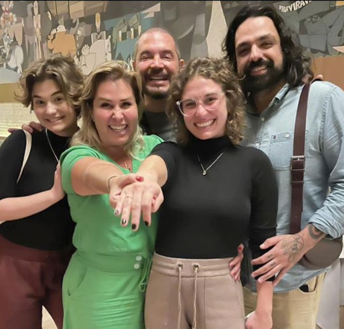 Ex-Paquita Andréa Sorvetão revela noivado da filha com <i>cameraman</i>