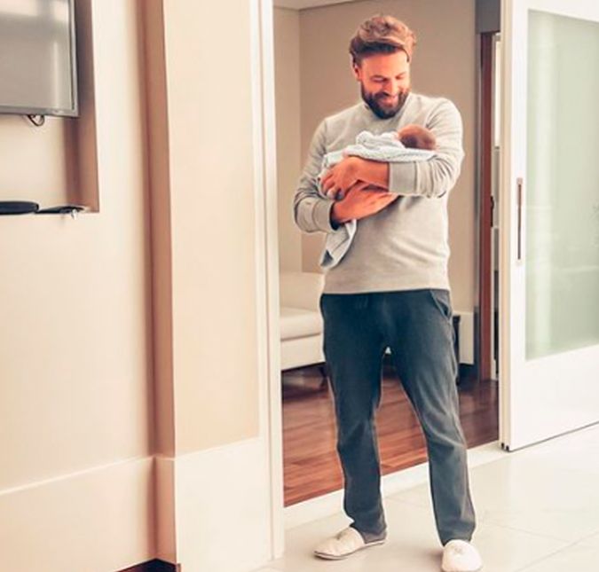 Romeo mal chegou e já está conquistando corações por onde passa - principalmente o do papai coruja! Em junho de 2022, Cássio Reis compartilhou o primeiro clique com o filho recém-nascido nos braços. Ainda na maternidade, o ator apareceu olhando para o pequeno, que é fruto de seu relacionamento com Fernanda Vasconcellos, com muita ternura. Um amor chamado Romeo, escreveu na legenda. Fofos, né?! Romeo mal chegou e já está conquistando corações por onde passa - principalmente o do papai coruja! Em junho de 2022, Cássio Reis compartilhou o primeiro clique com o filho recém-nascido nos braços. Ainda na maternidade, o ator apareceu olhando para o pequeno, que é fruto de seu relacionamento com Fernanda Vasconcellos, com muita ternura. Um amor chamado Romeo, escreveu na legenda. Fofos, né?!