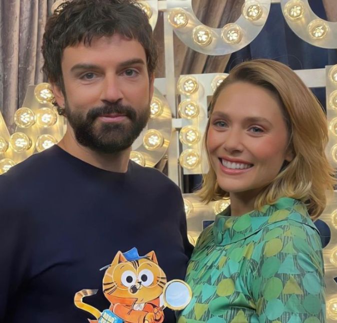 Alguns famosos gostam de casar com festanças cheias de convidados. Mas outros são mais intimistas e preferem celebrações mais simples. No mês de junho de 2022, Elizabeth Olsen que é conhecida por protagonizar a Feiticeira Escarlate, da Marvel, revelou durante a sua participação no programa de rádio The Jess Cagle Show que se casou em segredo com o músico Robbie Arnett. Mas, acredite, ela falou sobre o assunto apenas dois anos depois do ocorrido! Durante o bate-papo, a atriz revelou que os dois oficializaram o relacionamento pouco antes do início da pandemia de Covid-19, no começo de 2020. Os dois começaram a namorar em meados de 2017, tornaram público no fim do mesmo ano, ficaram noivos em julho de 2019 e se casaram no ano seguinte. A seguir, confira os casais famosos que optaram por casamentos discretos!