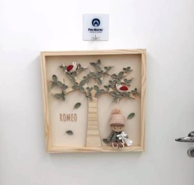 Já na porta de entrada do quarto onde Fernanda e Romeo estão ficando, há um lindo enfeite de madeira. Nele há uma árvore, um menininho de crochê e o nome do pequeno. Uma fofura, não acha?