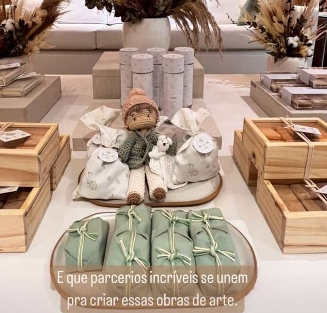 Docinho! Além da sacola, os convidados irão se deliciar com uma mesa repleta de docinhos e lembrancinhas. Que visita inesquecível.