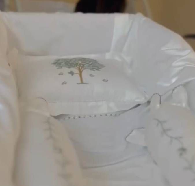 O pequeno está podendo! Além de ter todo o quarto decorado, Romeo também está dormindo com muito estilo. A roupa de cama de seu berço já esta todinha decorada com a mesma árvore do enfeite. Quanta fofura.