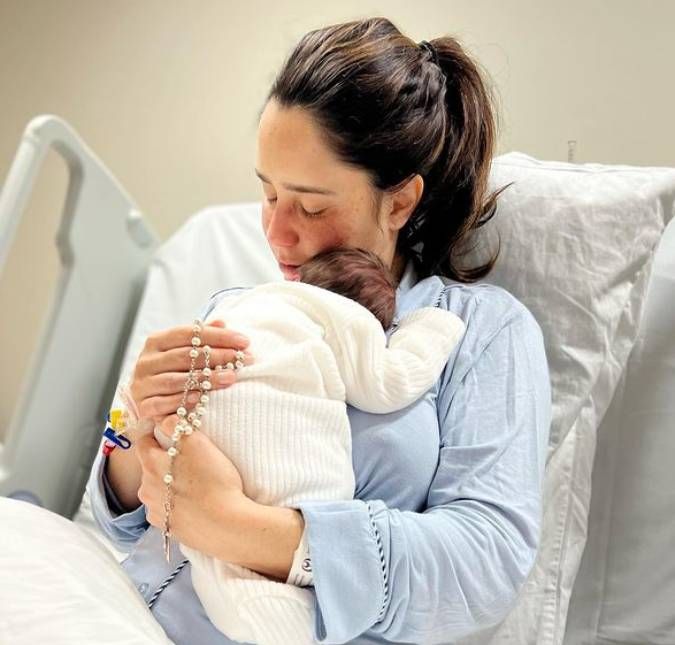 Mamãe na área! Na última terça-feira, dia 28, Fernanda Vasconcellos deu à luz Romeo. A atriz compartilhou a novidade em suas redes com uma linda foto segurando o pequeno. Já nesta quinta-feira, dia 30, a mais nova mamãe usou os Stories do Instagram para mostrar aos seguidores a linda decoração do quarto da maternidade. Confira tudo na galeria a seguir!