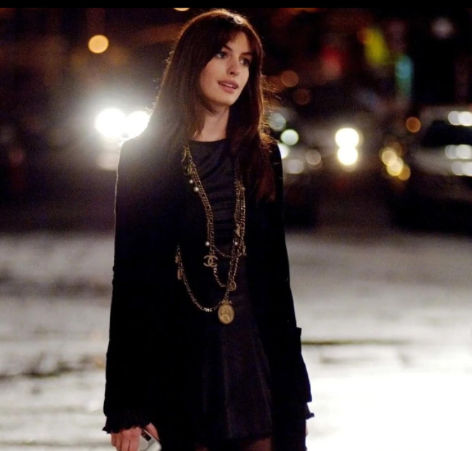 Comemorando 16 anos do lançamento de <I>O Diabo Veste Prada</i>, Anne Hathaway fala sobre o filme nas redes sociais