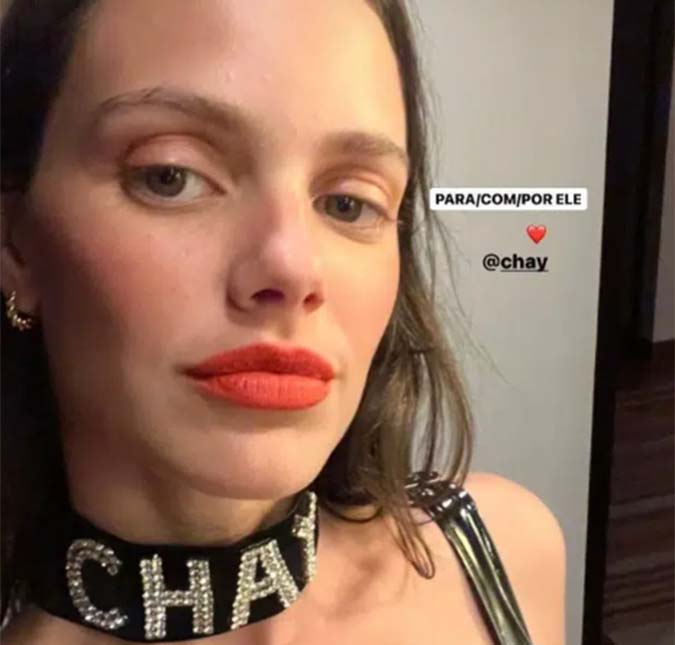 Laura Neiva é criticada após usar coleira com o nome de Chay Suede