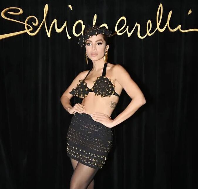Anitta aposta em <i>look</i> de crochê no desfile de alta-costura da <i>Schiaparelli</i>