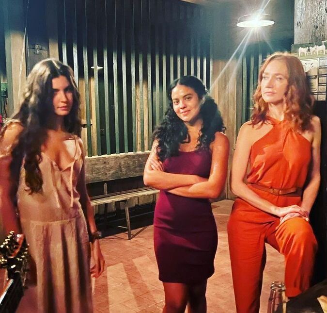 O ator compartilhou um clique de Alanis Guillen, Bella Campos e Camila Morgado