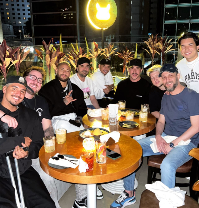Neymar Jr. sai para jantar com Gabriel Medina e amigos em São Paulo