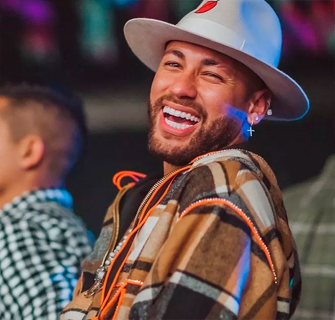 Após temporada de férias, Neymar Jr. avisa que está focado: Temos um trofeuzinho para buscar O atleta irá competir na Copa do Mundo do Catar, em novembro deste ano