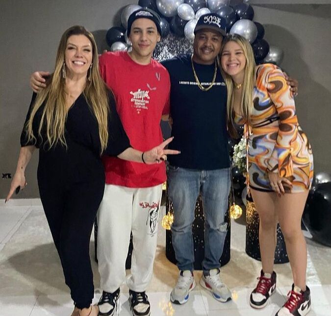 Em aniversário de 46 anos de idade, Simony posa com os filhos e o ex, o <i>rapper</i> Afro-X