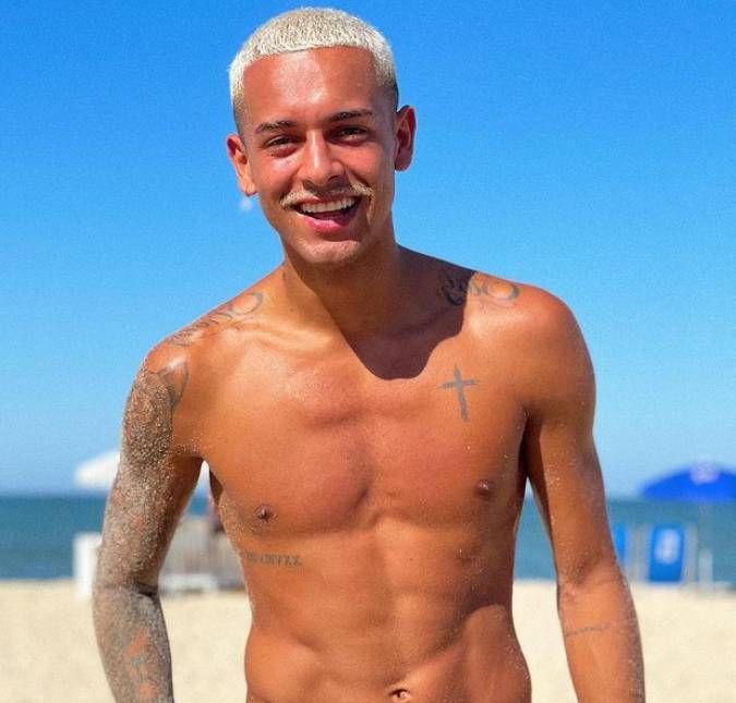 Durante uma brincadeira intitulada Pego, Penso, ou Passo, Mel Maia deixou escapar que já beijou William Guimarães, mais conhecido como WL. Ela ainda completou a revelação deixando bem claro que são amigos: -Eu já fiquei e gosto dele. Se a gente se encontrar, provavelmente vamos ficar. Mas somos amigos.