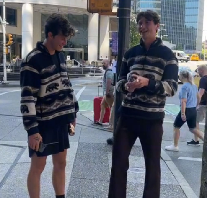 Shawn Mendes encontra com fã na rua utilizando uma roupa idêntica a sua