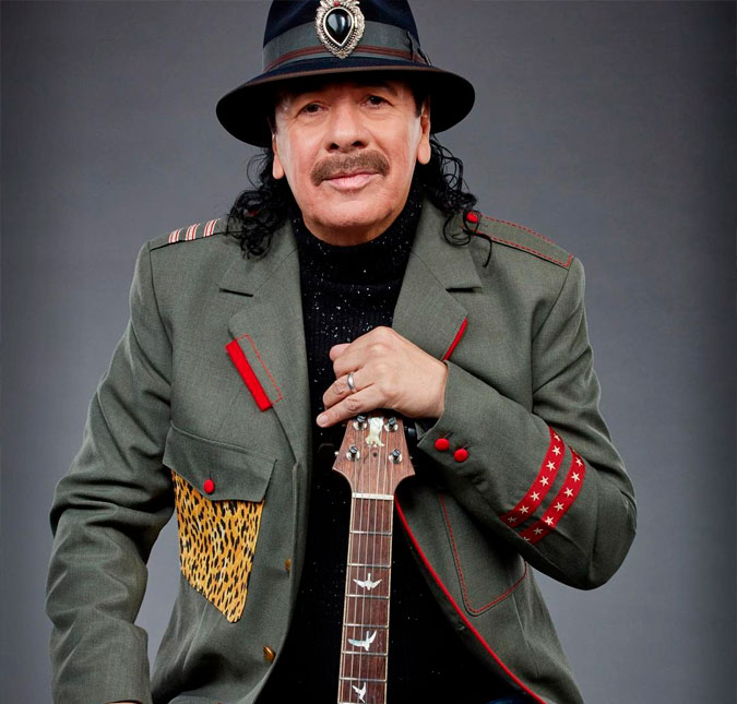 Guitarrista Carlos Santana desmaia durante <i>show</i> e é levado para hospital: <i>Desidratei</i>