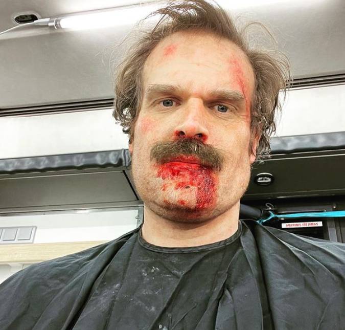 Hopper em <i>Stranger Things</i>, David Harbour revela que usou espada de Arnold Schwarzenegger em cena