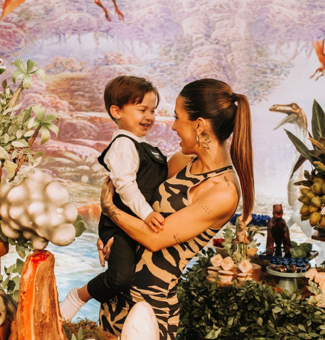 Gabi Brandt comemora aniversário do filho com festa no Rio de Janeiro e se declara: <i>Amor da vida</i>