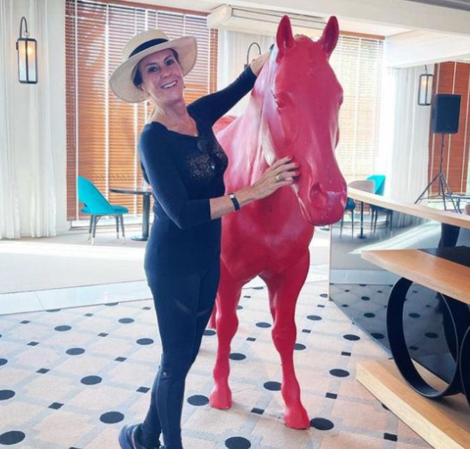 Helô Pinheiro é o tipo de famosa que adora compartilhar com seus fãs e seguidores das redes sociais os momentos mais íntimos de sua vida pessoal e ela está sempre atualizada nas redes. Durante uma viagem para um hotel fazenda, Helô fez altas caras e bocas com poses nos melhores lugares do local e posou até ao lado de uma estátua de um cavalo pintando de rosa. Aproveite e veja, a seguir, a evolução de Helô Pinheiro!