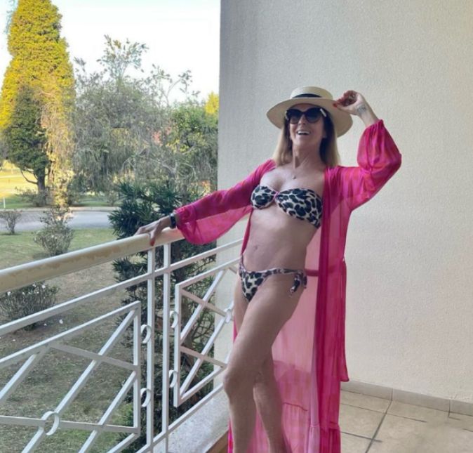 Mas se tem uma coisa que Helô Pinheiro tem é um corpão de dar inveja em qualquer novinha. A mãe de Ticiane posou nas redes usando um biquíni com estampa animal print que lhe rendeu altos elogios. Uau!