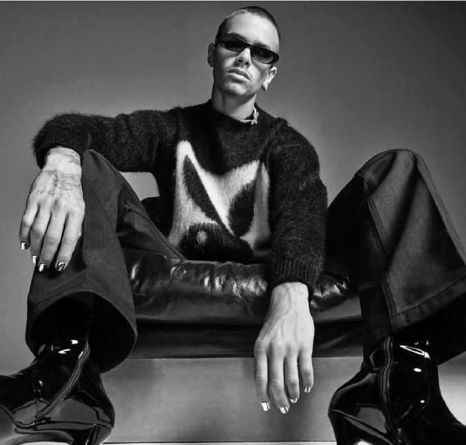 O filho de David e Victoria Beckham arrasou ainda de botas de salto alto na nova campanha da YSL