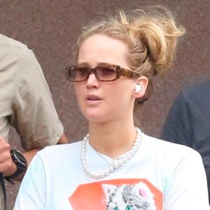 Pela primeira vez Jennifer Lawrence é vista passeando com seu filho; confira as fotos!