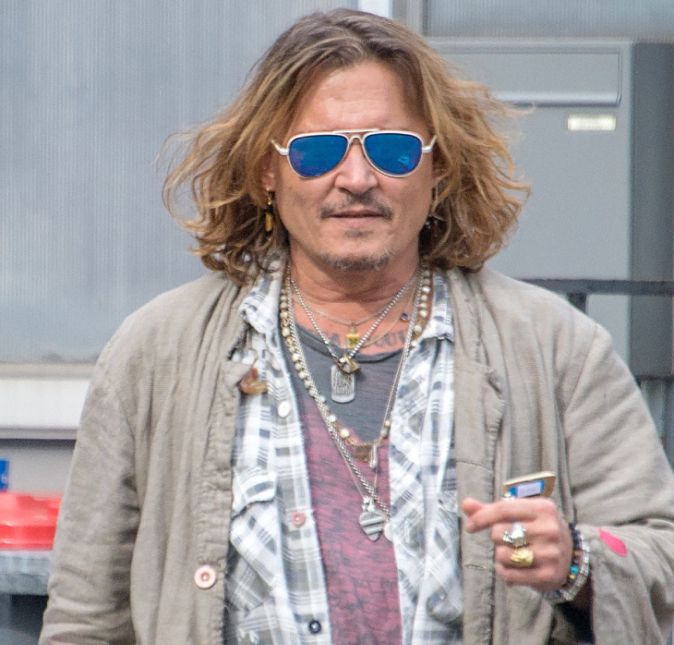 Johnny Depp está atualmente com os seus 59 anos de idade e envelheceu até que muito bem. Apesar do cabelo grandinho que divide opiniões, o ator tem um sorrisinho que deixa muitas mulheres babando. Johnny Depp está atualmente com os seus 59 anos de idade e envelheceu até que muito bem. Apesar do cabelo grandinho que divide opiniões, o ator tem um sorrisinho que deixa muitas mulheres babando.