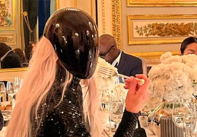 Kim Kardashian janta com máscara cobrindo o rosto e a <i>web</i> zomba: <i>Nova tática para dieta</i>