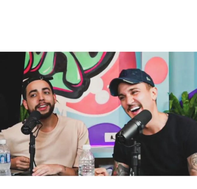 ...pois é! O podcast em questão é o Eu fico Loko apresentado por Christian Figueiredo e Lucas Selfie. Os dois acabaram tocando em vários assuntos que o dançarino não queria responder e nitidamente um climão foi instalado na roda de conversa.