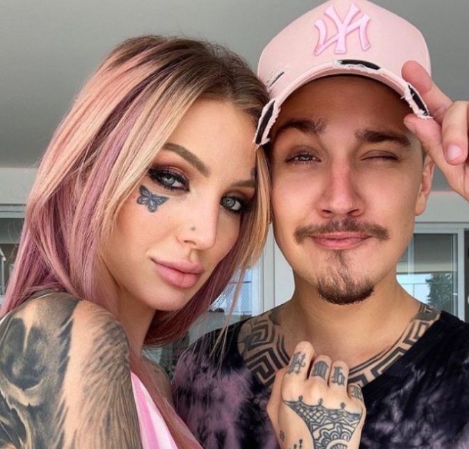 E quando estava saindo, Christian acabou comentando que Dynho faria alguns conteúdos adultos com a Lumena. E isso foi a gota d' água para o dançarino surtar e colocar até a esposa do YouTuber no meio da conversa. - Vou gravar com a sua mulher, seu vacilão do c*****o