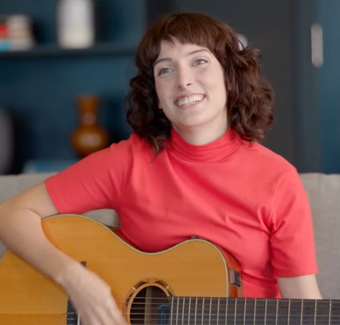 Essa é para vocês! Clarice Falcão alfineta elenco do Porta dos Fundos em vídeo comemorativo aos dez anos do canal Fábio Porchat, Antônio Tabet, João Vicente e o ex namorado, Gregório Duvivier, foram os alvos da cantora na brincadeira