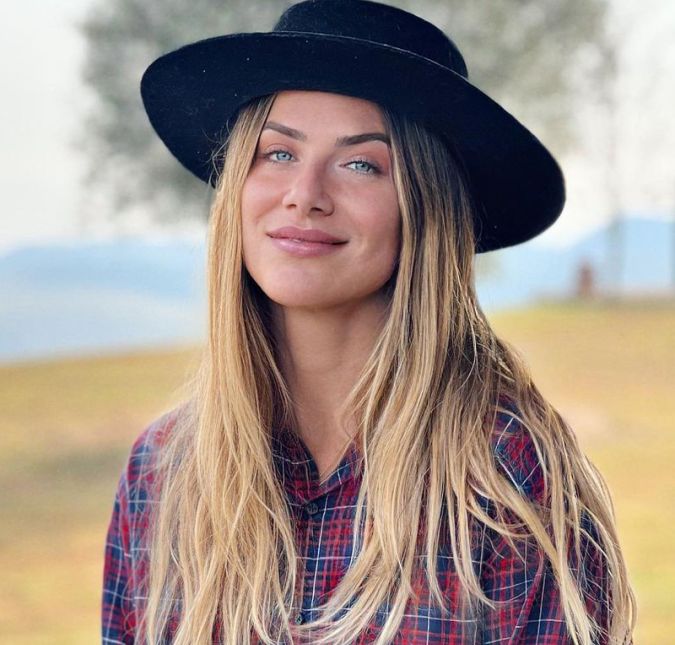 Giovanna Ewbank também falou sobre o assunto em sua conta oficial do Twitter: A Anitta falando sobre endometriose me passa um filme na cabeça. Sofri por muitos anos sem saber o que tinha, eram cólicas de desmaiar de dor e muito desconforto na relação sexual. Eu nunca tinha ouvido falar da doença quando descobri e logo operei. Mudou a minha vida! Procure saber!, aconselhou ela.