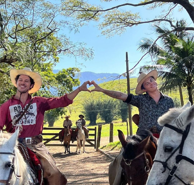 Briga só na novela! José Loreto e Silvero Pereira posam juntos nos bastidores de <I>Pantanal</i>