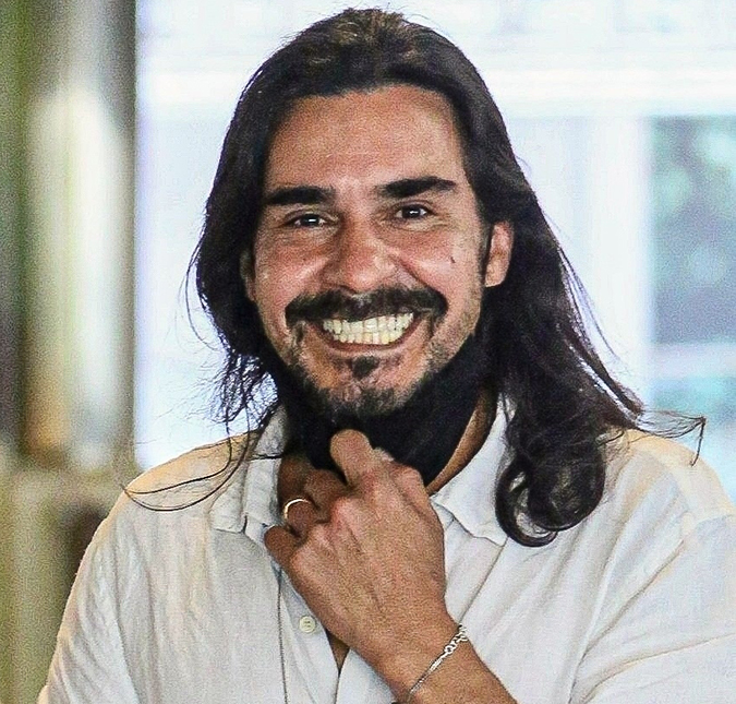 André Gonçalves passa a noite na cadeia e chora durante audiência