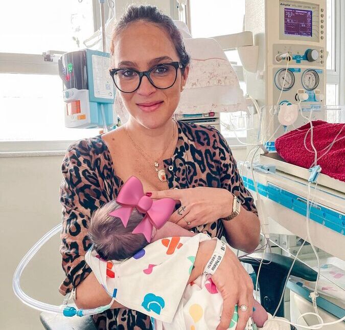 Após cirurgia, esposa de Juliano Cazarré posa com a filha recém-nascida no colo: <i>Mamou pela primeira vez</i>