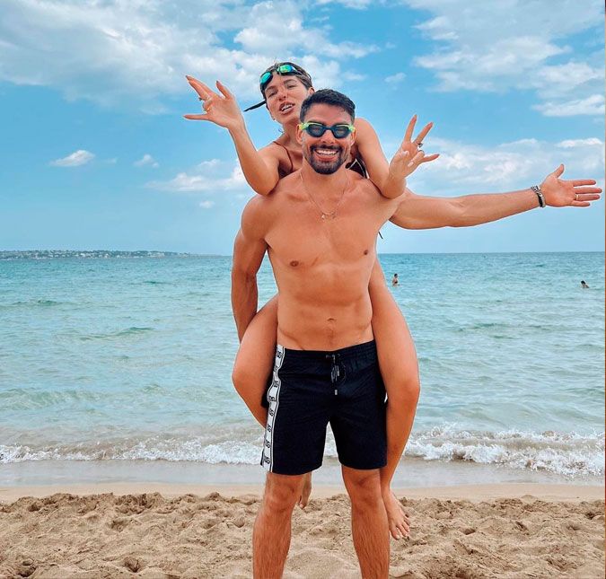 O casal fez poses divertidas enquanto tomava um belo banho de mar
