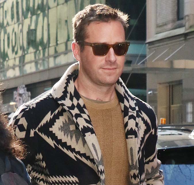 Após polêmica envolvendo assédio sexual e canibalismo, Armie Hammer é visto trabalhando como vendedor