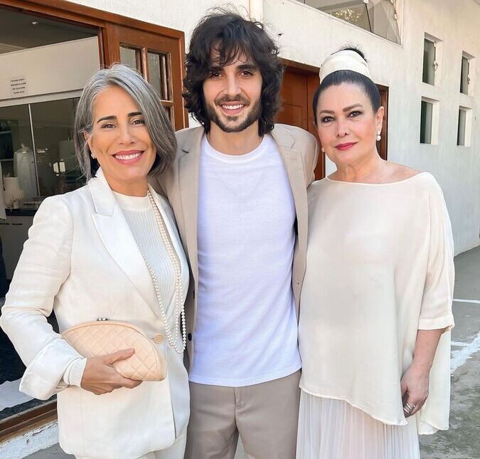 Fiuk posa ao lado da mãe e de Gloria Pires e brinca: <i>Melhor que ter uma mãe, é ter duas</i>