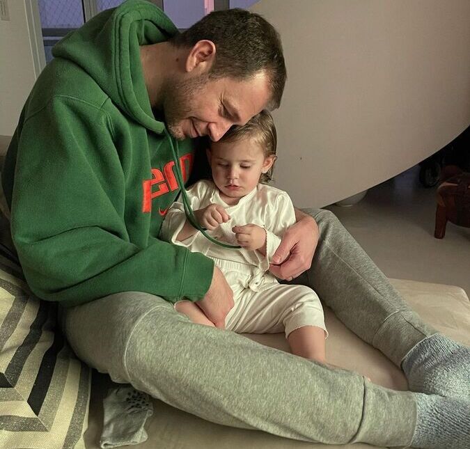 Lua, de apenas um ano de idade, trata um retinoblastoma, um tipo raro de câncer nos olhos
