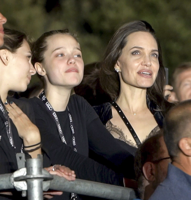 Angelina Jolie e filha curtem <i>show</i> da banda <i>Måneskin</i> na Itália