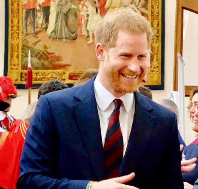 Família Real respira aliviada após livro de memórias do príncipe Harry ter lançamento adiado