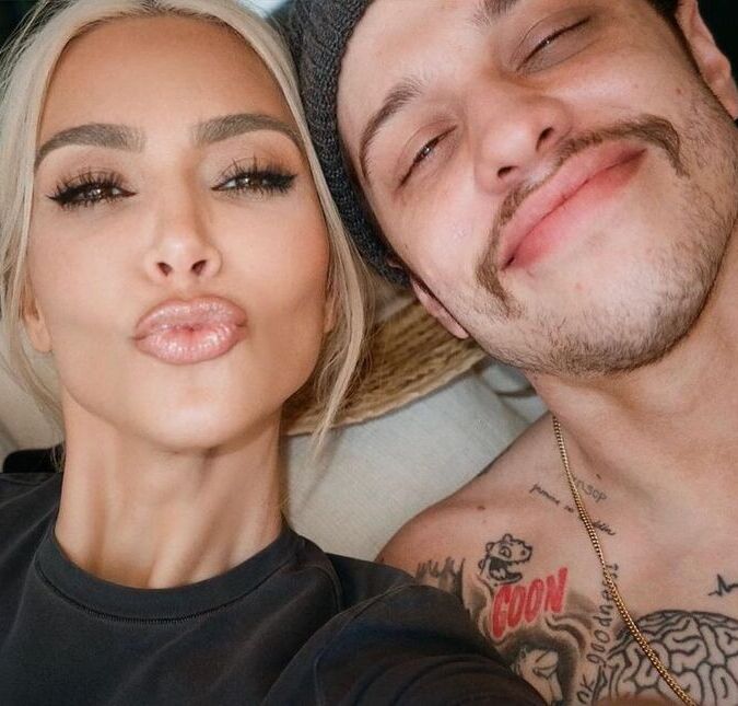 Kim Kardashian surge em clique fofo ao lado de Pete Davidson