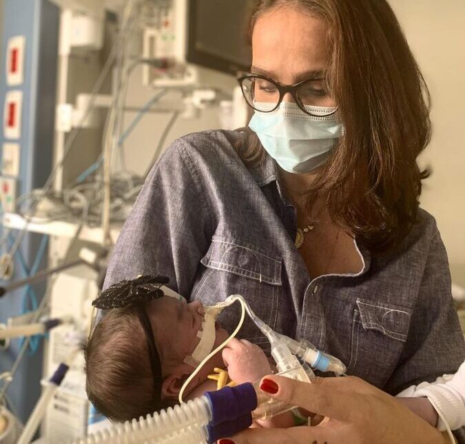 Esposa de Juliano Cazarré comenta recuperação da filha recém-nascida: <i>Logo estaremos nos despedindo da UTI</i>