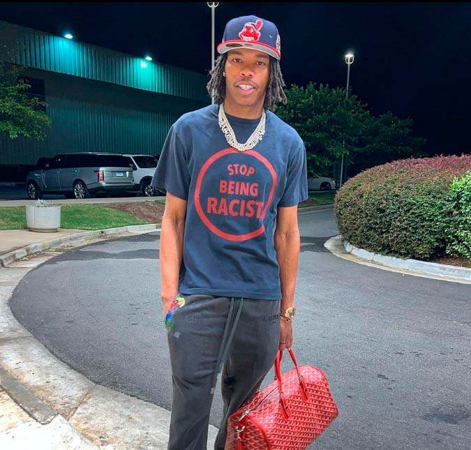 Eita! Fã de Lil Baby é arremessado de palco depois de tentar abraçar o <I>rapper</i>