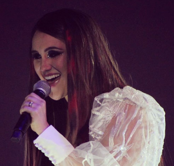 Apresentação de Dulce Maria no <i>Pop Tour 2000</i> é criticada, entenda