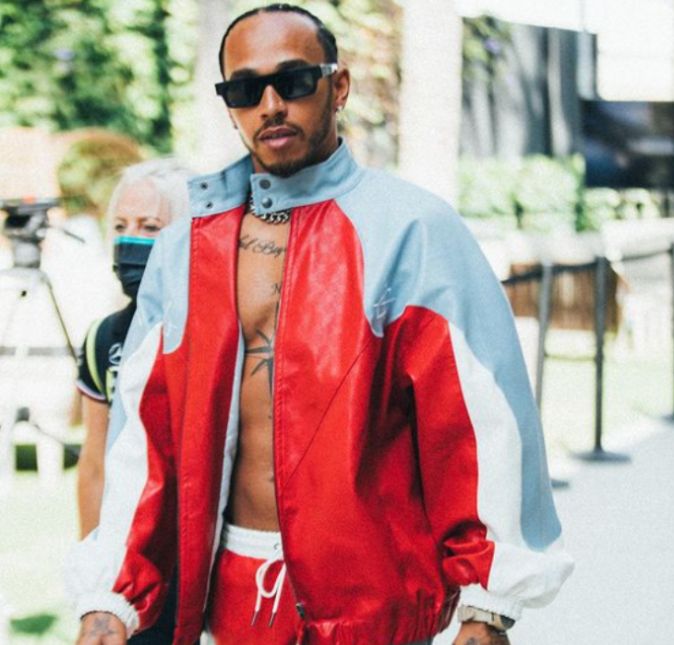 Assumidamente apaixonado por moda, Hamilton arrasa com os seus mais diversificados looks enquanto não está dentro de um carro de Fórmula 1. Assumidamente apaixonado por moda, Hamilton arrasa com os seus mais diversificados looks enquanto não está dentro de um carro de Fórmula 1.