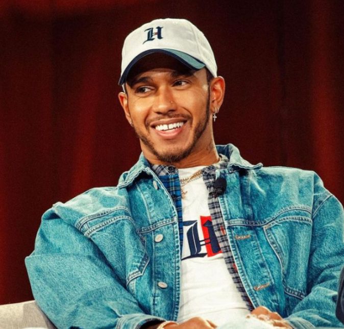 E é importante lembrar que ele está solteiro, meninas. E é importante lembrar que ele está solteiro, meninas.