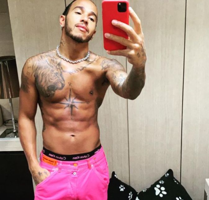 Além de dividir fotos de macacão de piloto e com looks ousados, o bonitão também adora posar sem camisa nas redes. Além de dividir fotos de macacão de piloto e com looks ousados, o bonitão também adora posar sem camisa nas redes.